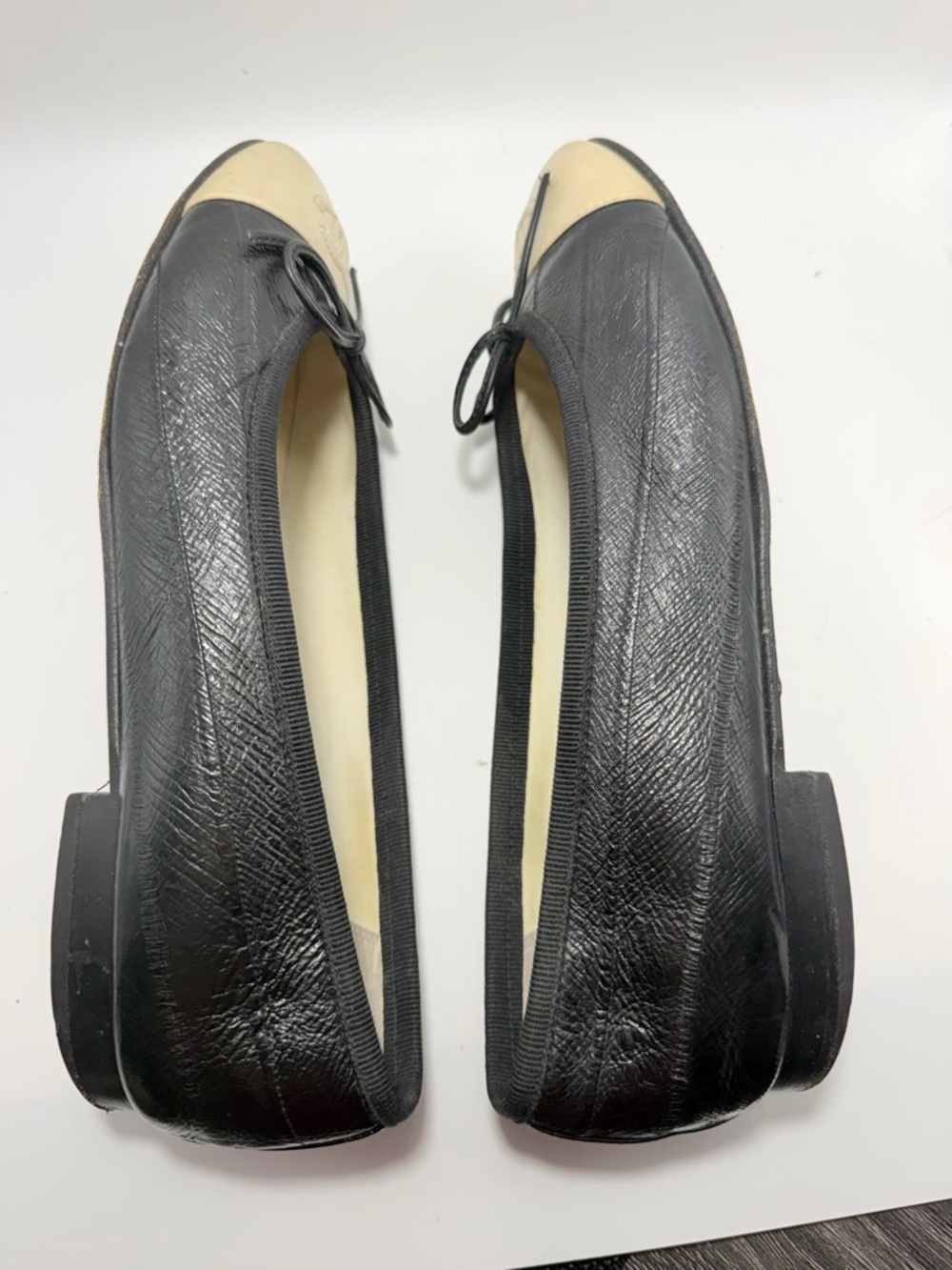 CHANEL Black and Cream Leather Cap-Toe Ballet Flats with CC Logo - Picture 5 of 16